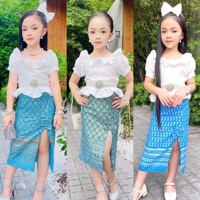 Kw // ชุดไทยประยุกต์เด็กหญิง เสื้อเปิดไหล่เอวระบาย+กระโปรงยาวผ่าหน้าผ้าไทยพิมพ์ทองอย่างดี (แถมโบคาดผม)