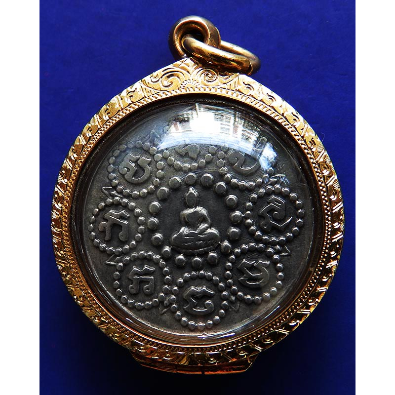 เหรียญรอยพระพุทธบาทเนื้อเงิน สมเด็จพระพุทธโฆษาจารย์ (เจริญ) วัดเขาบางทราย จ.ชลบุรี พ.ศ. 2461 ตลับทองกันน้ำ  น้ำหนัก 9.46