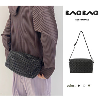 BAOBAO ISSEY MIYAKE Kuro Saddle Series โต๊ะเคลือบ กระเป๋ากล้องมีซิปปิดกระเป๋าสะพายไหล่ Messenger Universal สีดำ