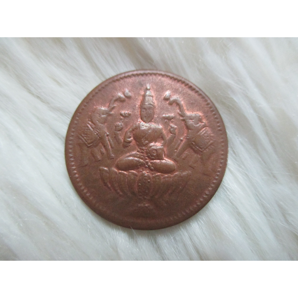 เหรียญเทพฮินดู เหรียญกลมเล็ก เหรียญพระแม่ลักษมี วัดแขก สีลม หลังยันต์พลังจักรวาล