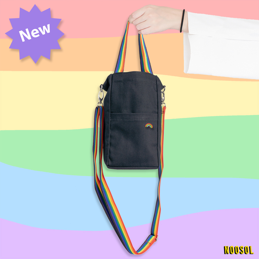 [ของแจกปีใหม่] NOOSOL (1ใบ/แพ็ค) กระเป๋าสะพาย สายรุ้ง ใส่กระบอกน้ำ 2 ลิตร ถุงใส่แก้ว ผ้าแคนวาส 13602