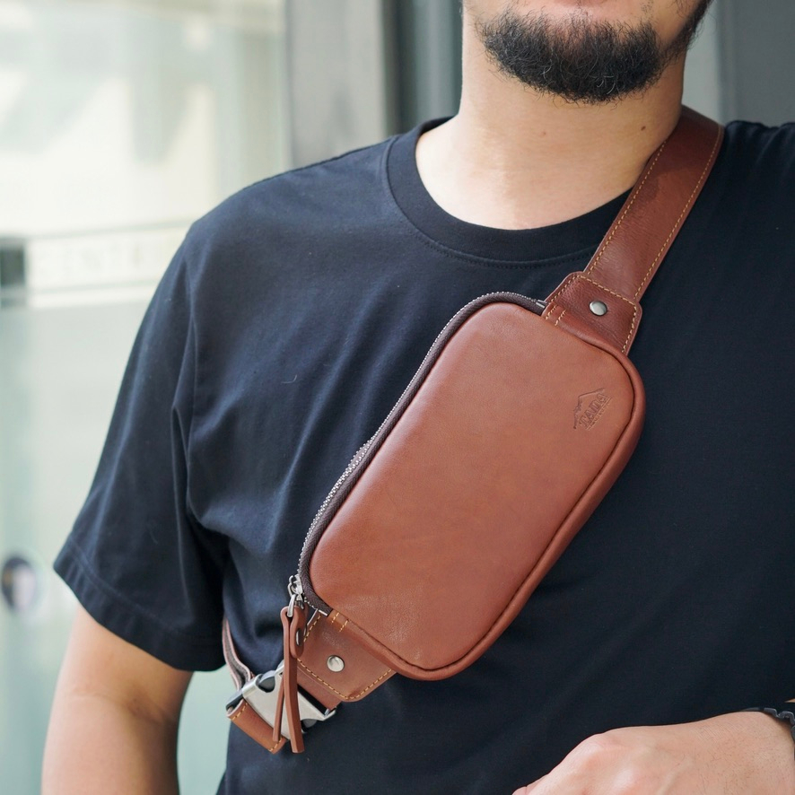 กระเป๋าหนังผู้ชาย /กระเป๋าหนังคาดอกผู้ชาย สีน้ำตาล รุ่น B-CBR-8118