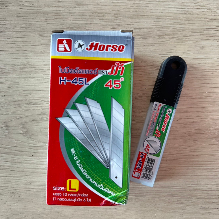 ใบมีดคัตเตอร์ ตราม้า H - 45L ใบใหญ่ ปลายธรรมดา 1 กล่อง มี 60 ใบ
