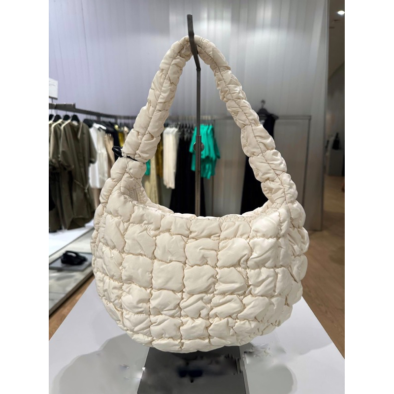 พร้อมส่ง COS Quilted Mini Bag สี off white ของแท้ 100%