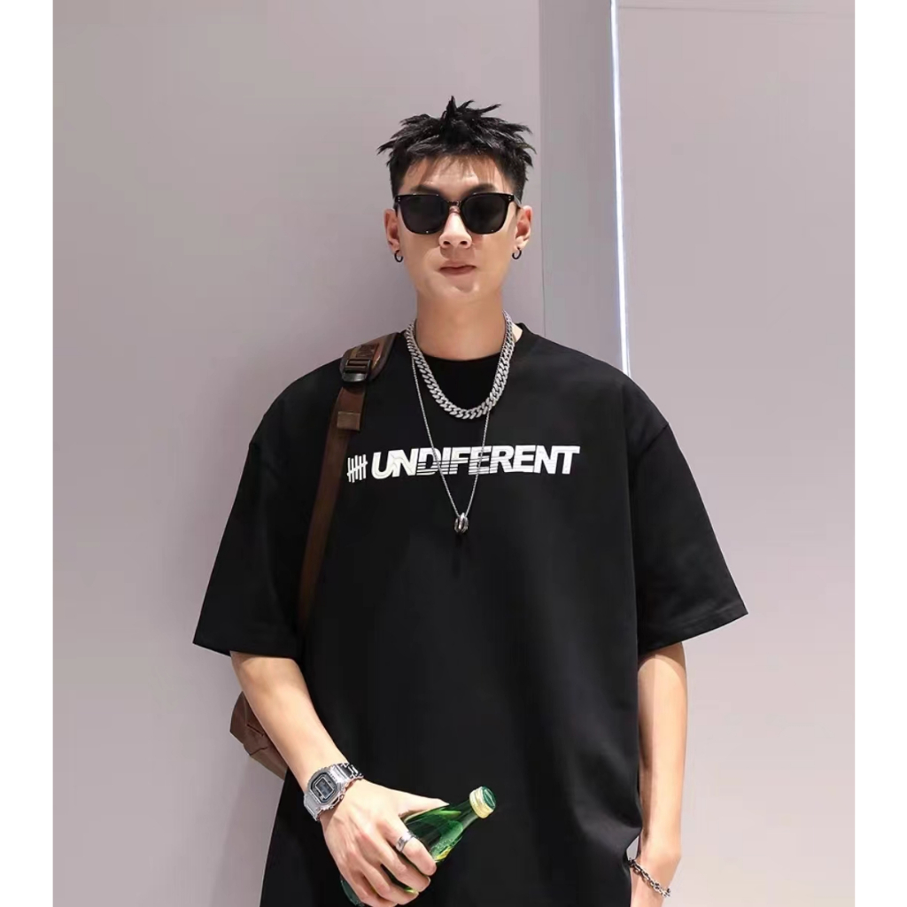 TT1สไตล์เกาหลี เสื้อยืดโอเวอร์ไซส์ "UNDIFERENT" รู้สึกดีมีคุณภาพสูง ไม่หด เสื้อ ผู้ชายและผู้หญิง
