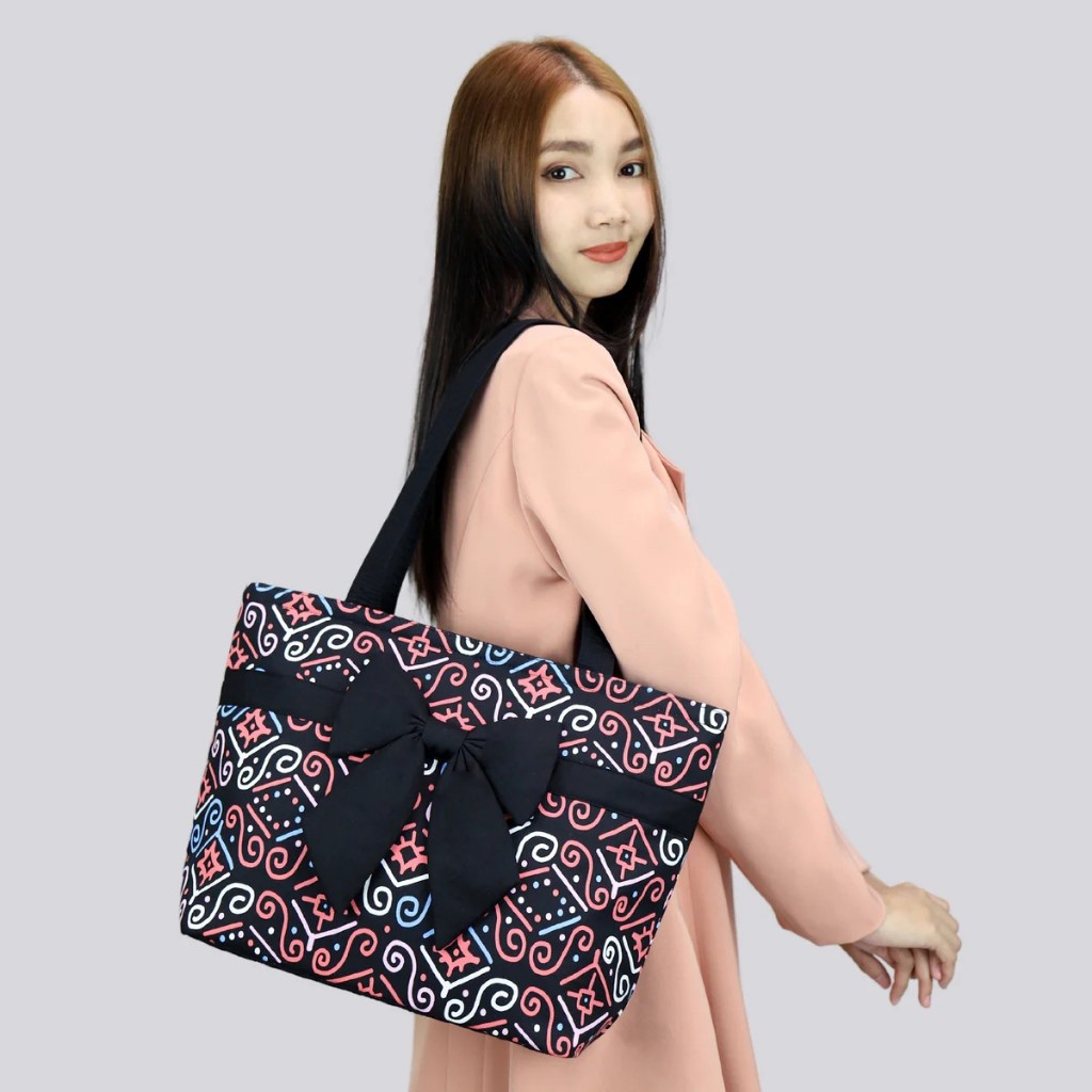 NaRaYa กระเป๋าสะพายไหล่หน้าโบว์สายแบน ด้านหลังมีซิป รุ่น 365
