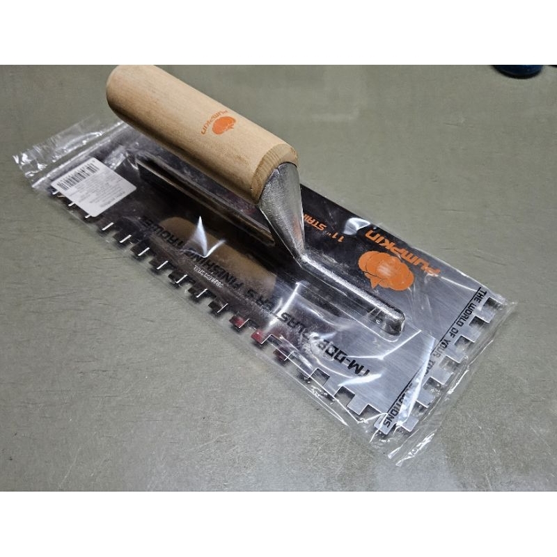 PUMPKIN 28105 PTT-11STW เกียงปูกระเบื้องยาง สแตนเลส ด้ามไม้
