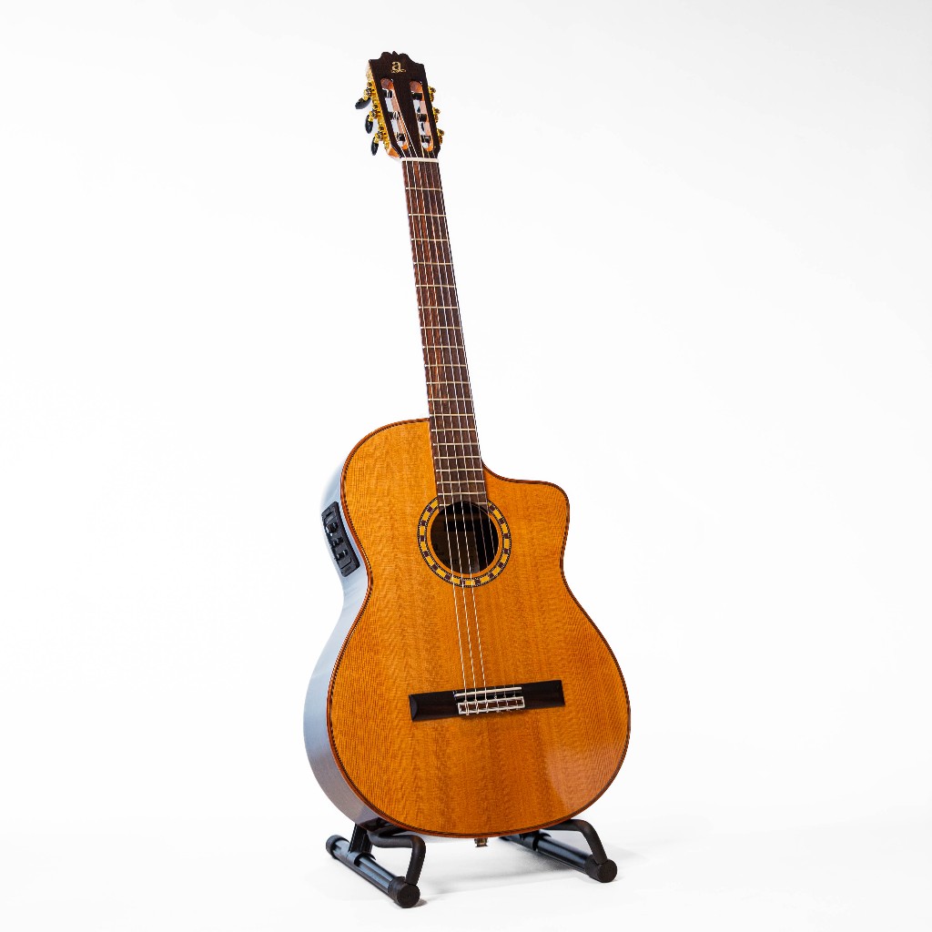 Admira ADMCSEF Crossover Guitar พร้อมภาคไฟฟ้า Solid Top (Cedar / Indian Rosewood), Made in Spain