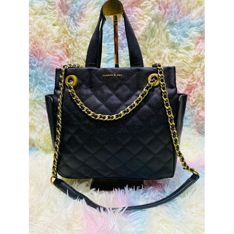 กระเป๋าCHARLES & KEITH CHAIN DETAIL QUILTED TOTE กระเป๋าสะพาย/ถือ วางอยู่ทรง วัสดุหนังปั๊มลายคาร์เวี
