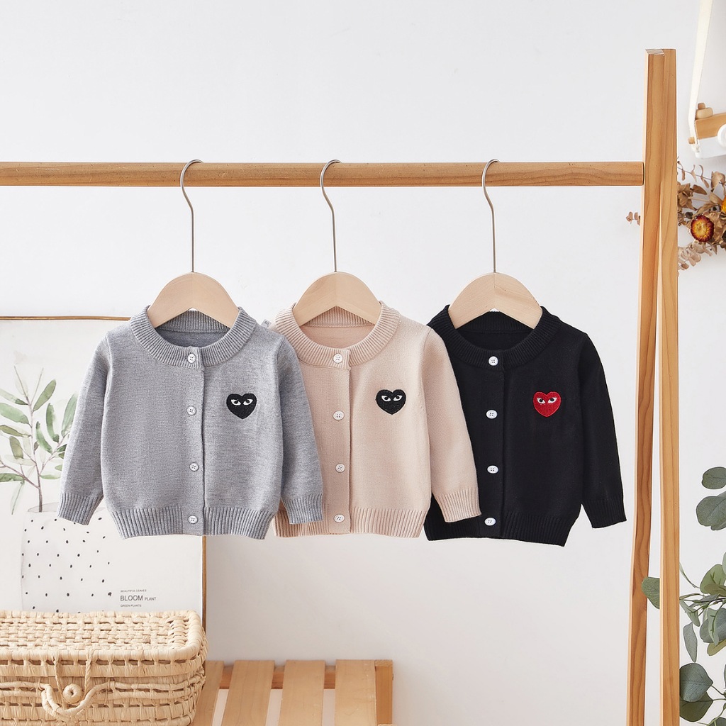 พร้อมส่ง 🇹🇭เสื้อกันหนาวไหมพรมเด็ก ปักรูปหัวใจ PLAY คาร์ดิแกนไหมพรมเด็ก เนื้อนุ่ม