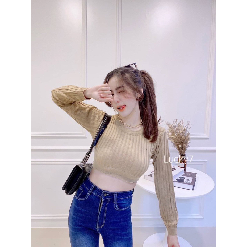 เสื้อครอปไหมพรม ทรงคอกลม แขนยาว เป็นผ้าร่อง