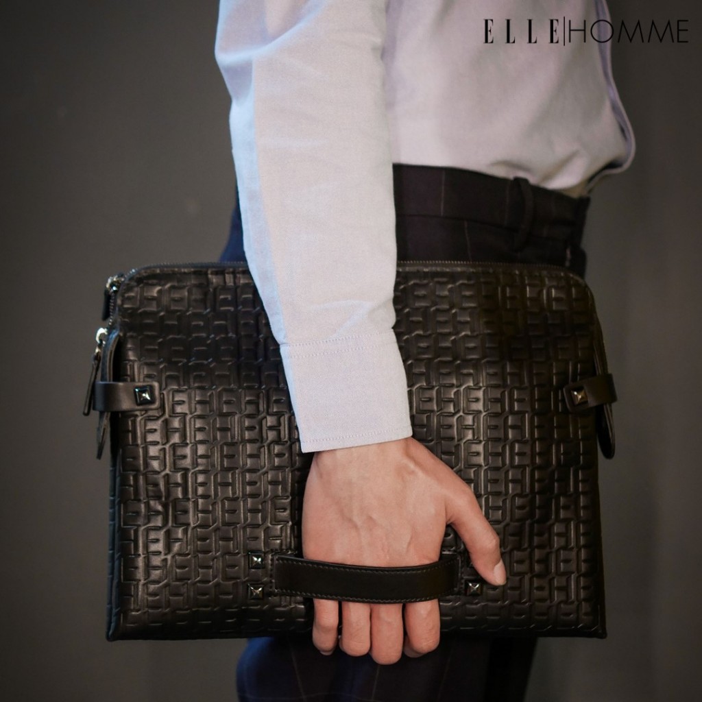 ELLE HOMME I กระเป๋าทรง Clutch สไตล์ modern อัดลายโลโก้ Elle Homme ซิปด้านบนพร้อมช่องกระเป๋าด้านใน 4 ช่อง สีดำ I W8H007
