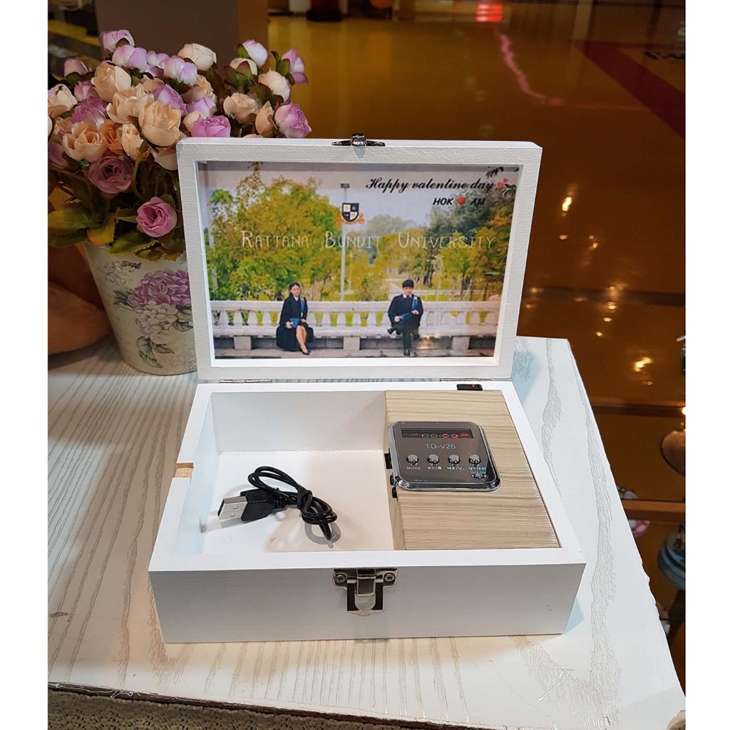 กล่องดนตรีลงเพลง MP3 ลงเพลงได้ตามต้องการ (ลงให้ 10 เพลง) ในกล่องไม้ขนาด 5*7 นิ้ว เปิดกล่องมีเสียง ชาร์จแบตได้