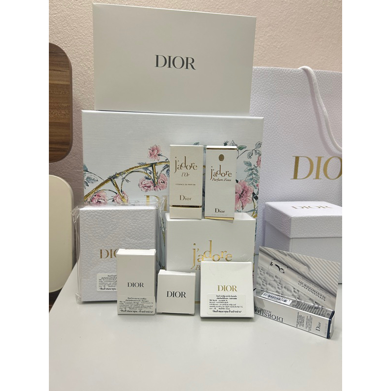 รวมสินค้าของแถมจาก Diorต่างๆ เช่นPhone charm dior caselip perfume ถุงเครื่องสำอาง