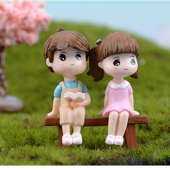คู่รักหนุ่มสาวนั่งห้อยขา พร้อมม้านั่ง อ่านหนังสือ (ราคา/1คู่) ตุ๊กตาตกแต่งสวน  จัดสวนถาด พร็อพถ่ายรูป