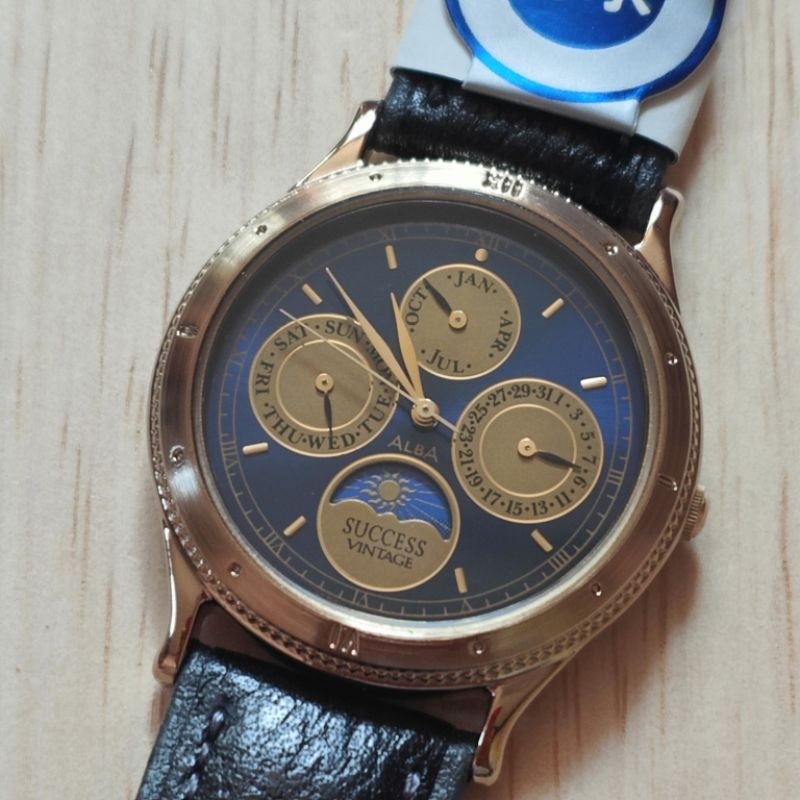 นาฬิกา Vintage Alba by Seiko หน้าพระจันทร์ ไม่ผ่านการใช้งาน สภาพป้ายห้อยพร้อมคู่มือ เก่าเก็บค้างสต็อคจากญี่ปุ่น ระบบถ่าน