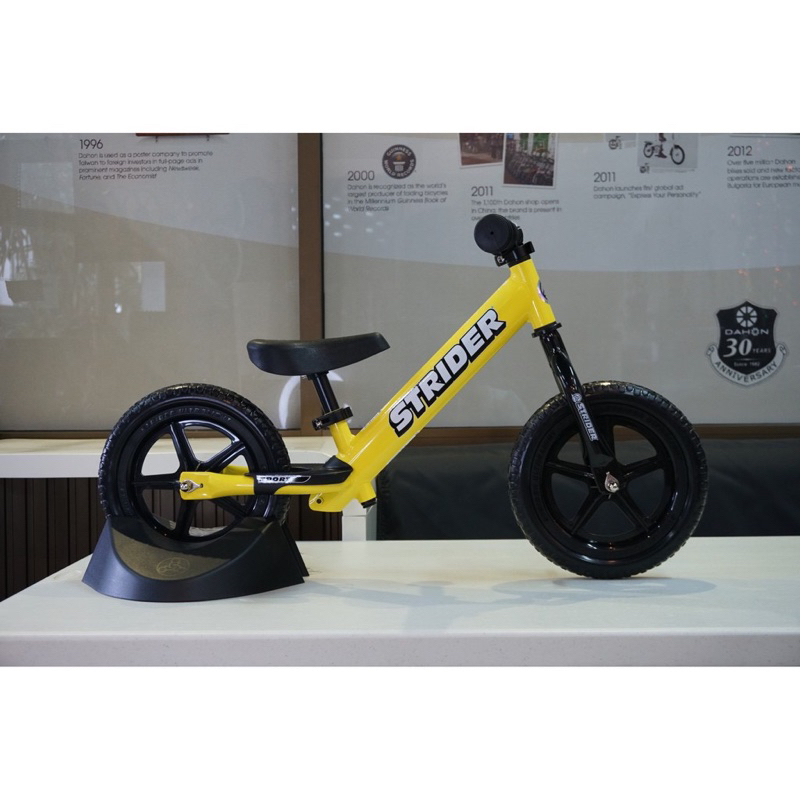 จักรยานขาไถ (Balance bike) ยี่ห้อ Strider รุ่น sport มือสอง อยู่ในประกัน