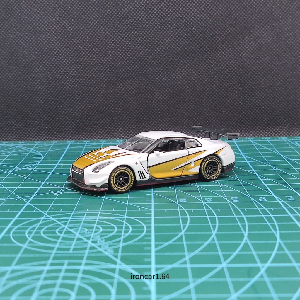 majorette nissan gtr r35 nismo สีขาวทอง หายาก