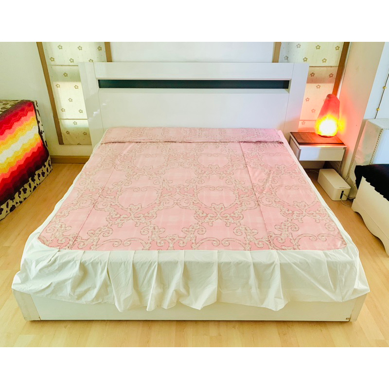 ผ้าคลุมเตียง (กระโปรงเตียง)หรือผ้าปูที่นอน (แบบหนา) ขนาด 5.5-6ฟุต เอิร์ธโทนสีชมพูลายวินเทจ ด้านบนมีระบาย มือสองเกาหลีแท้