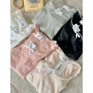 IRENE CROP - เสื้อครอปแขนยาวคอลูกไม้