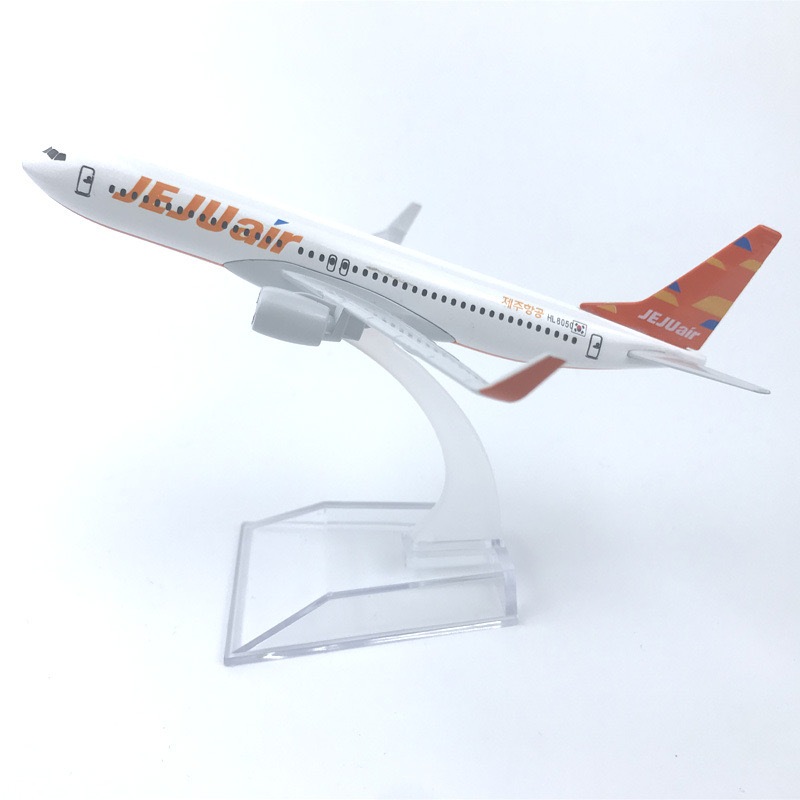 [16cm] โมเดลเครื่องบิน Jeju air Boeing B737 สายการบินเกาหลี ทำด้วยเหล็ก มีฐานตั้งโชว์ให้ สวย งานละเอ