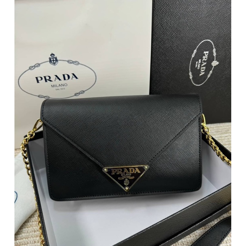 กระเป๋าสะพายข้างผู้หญิงprada size22cm พร้อมกล่อง