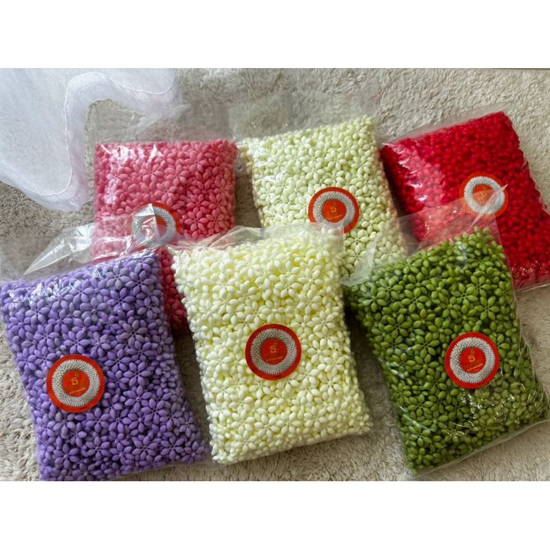 ดอกมะลิวง ตราเมธวัชปราณีตศิลป์ ‘ขนาดเล็ก‘ประมาน 1 นิ้ว มีสีทั้งหมด 6 สี ใช้สำหรับร้อยมาลัย (Small Plastic Jasmine Ring)