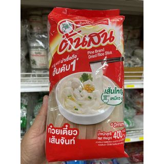 ต้นสน ก๋วยเตี๋ยวเส้นจันท์ เส้นใหญ่10มม. ขนาด 400 กรัม
