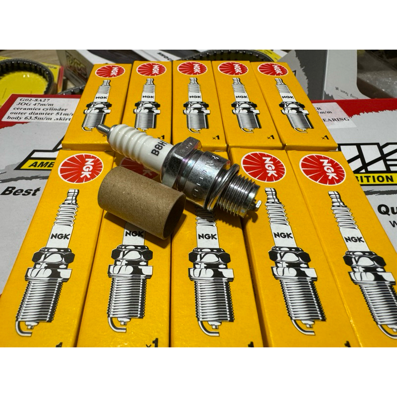 หัวเทียน NGK B8HS ใช้สำหรับรถมอเตอร์ไซค์ เครื่องยนต์ 2 จังหวะ