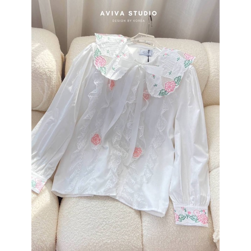 Aviva studio 🤍🌸 เสื้อเชิ้ตแขนยาวแต่งระบายลูกไม้ปักดอกชมพูละมุน