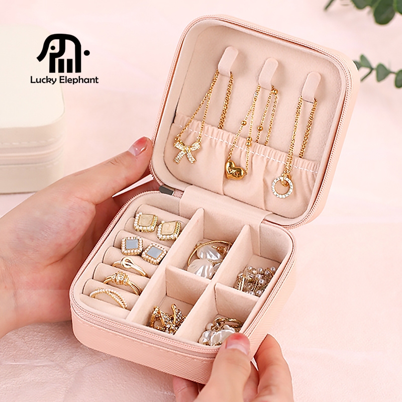 LuckyE กล่องเครื่องประดับ หนัง PU ผ้ากำมะหยี่ ขนาดเล็ก สำหรับใส่ต่างหู สร้อยคอ แบบพกพา กล่องใส่เครื่องประดับ 3 สี
