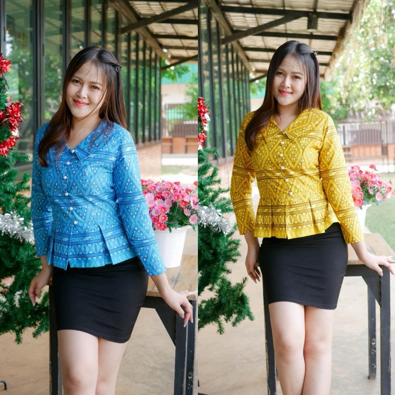 เสื้อเนื้อผ้าคอตตอนพิมพ์ลายแพรวาทรงคอปกบัวแหลม ผ้าไม่ยืดสีไม่ตก ซักไม่หดแขน 9 ส่วนแต่งชายระบายจีบทวิตกระดุมมุกดีเทลสวย
