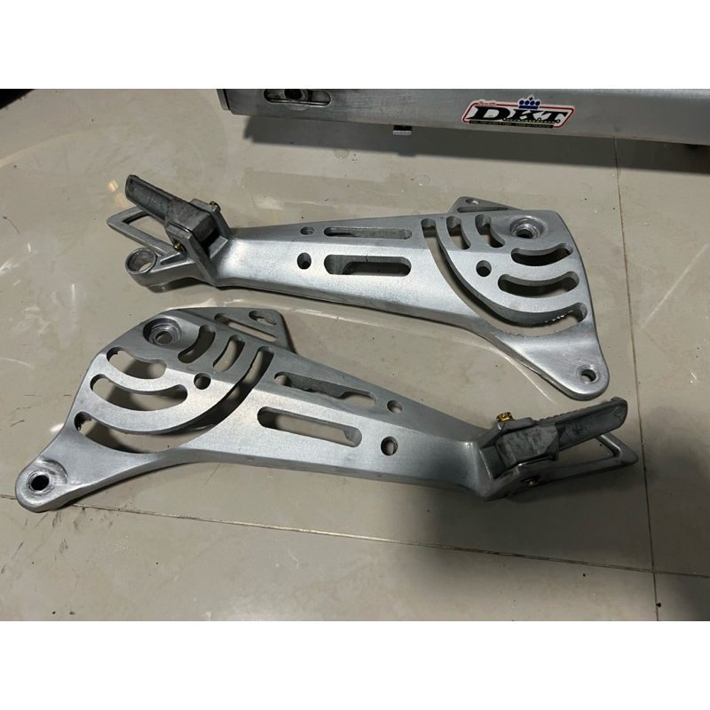 พักเท้าแท้ 125 เจาะ ดุมสเตอร์แท้ชุบ อามมิเนียม dkt 125