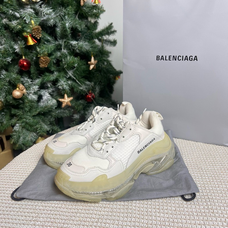 Like new ‼️ B a l e n c i a g a triple s size 36 (พื้นประมาน 23-23.5 cm) ปี 2022 สีขาว ใส่ไปไม่กี่คร