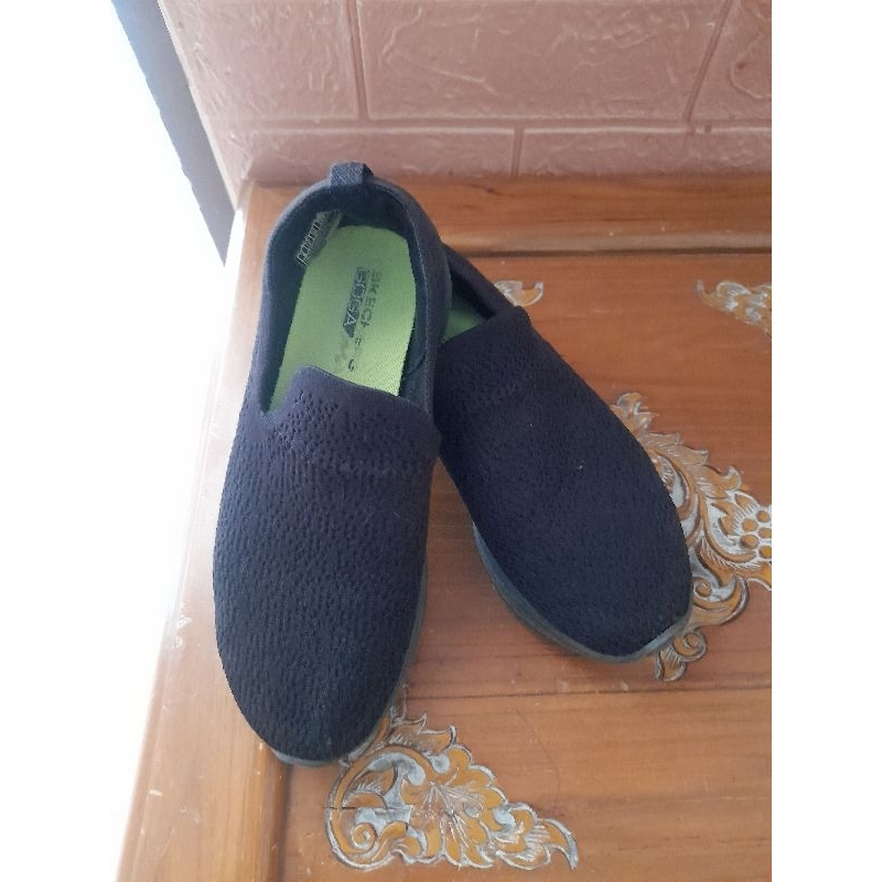 รองเท้า sketcherสีดำ