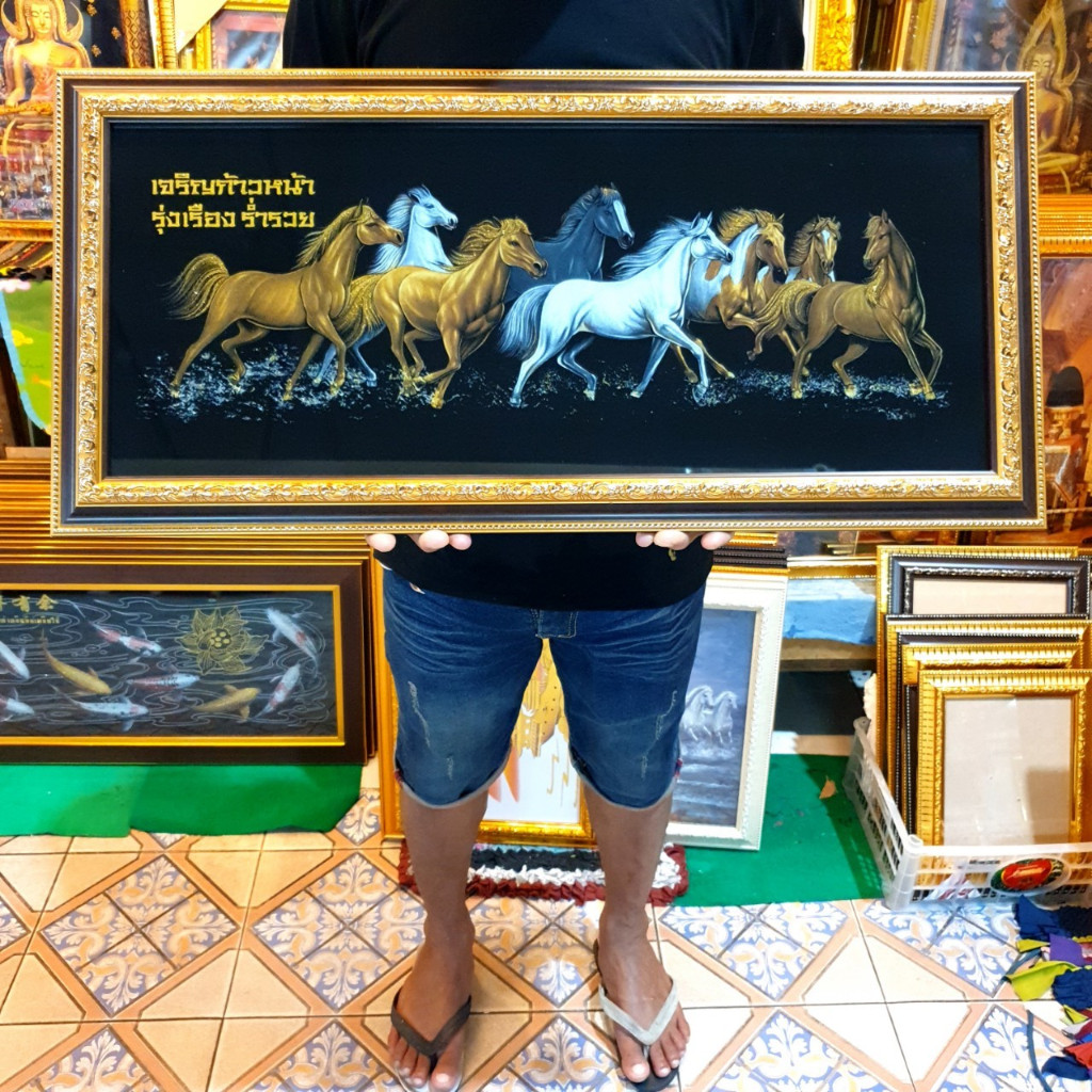 กรอบรูป ม้า (ผ้ากำมะหยี่) ม้า8ตัว ภาพม้า รูปม้า ติดผนัง เสริมฮวงจุ้ย ความ ราบรื่น ร่ำรวย รุ่งเรือง ของขวัญ ขึ้นบ้านใหม่