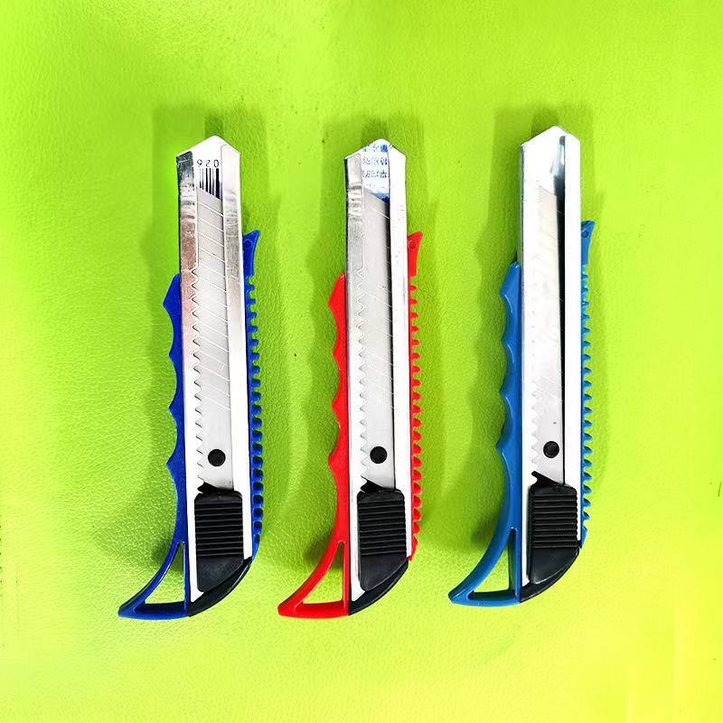🔪 คัตเตอร์ คัตเตอร์ด้ามพลาสติก คัตเตอร์พกพาสะดวก สุ่มสี 2000