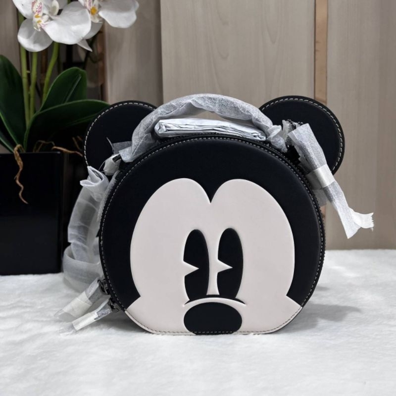 🖤กระเป๋าเก๋ๆๆ ทรงมิคกี้เม้าส์สีดำ ลายขาว 
🖤New Coach Disney X Coach Mickey Mouse Ear Bag