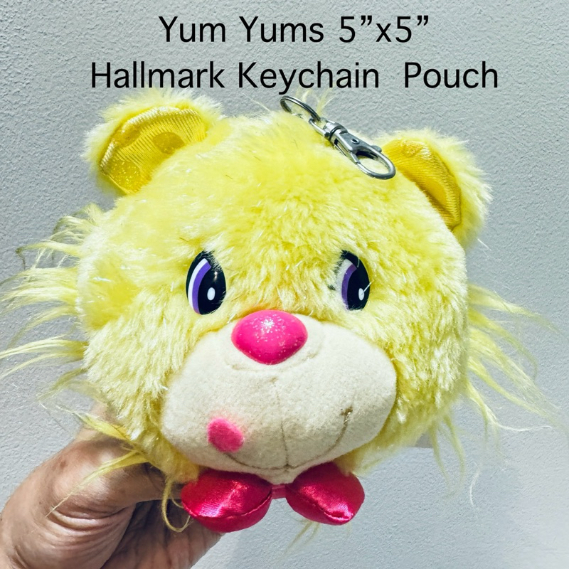 #พวงกุญแจ กระเป๋าซิป ใส่บัตร สายยืดหดได้ #ยัมยัมส์ #YumYums #ขนาด5“x5” #ตาพลาสติก ป้ายห้อย #Hallmark