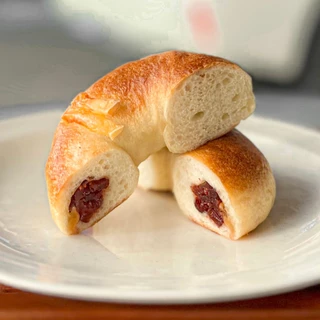 Sourdough Brie & Cranberry Bagel (เบเกิลซาวโดว์บรีชีส แครนเบอร์รี่)