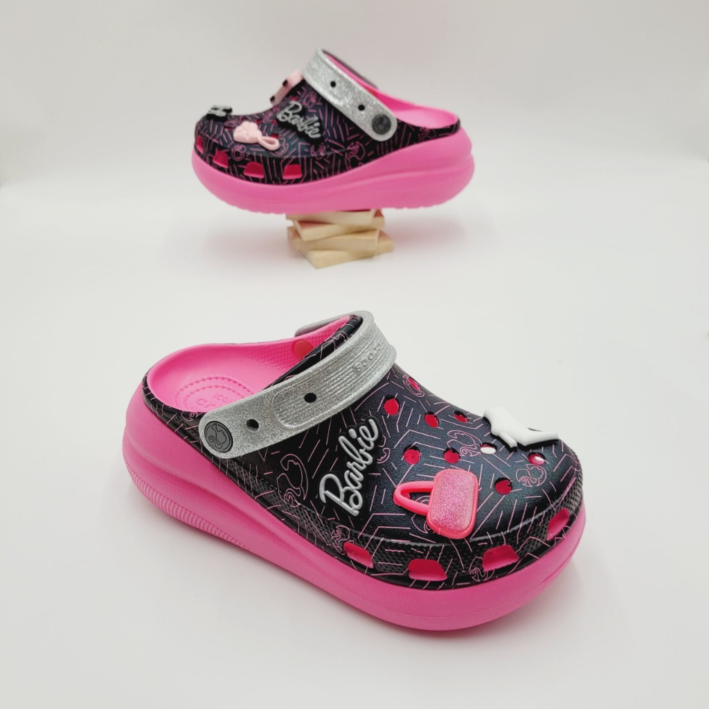 รองเท้าลำลองแฟชั่น สไตล์ Crocs Classic Crush Barbie Clogs