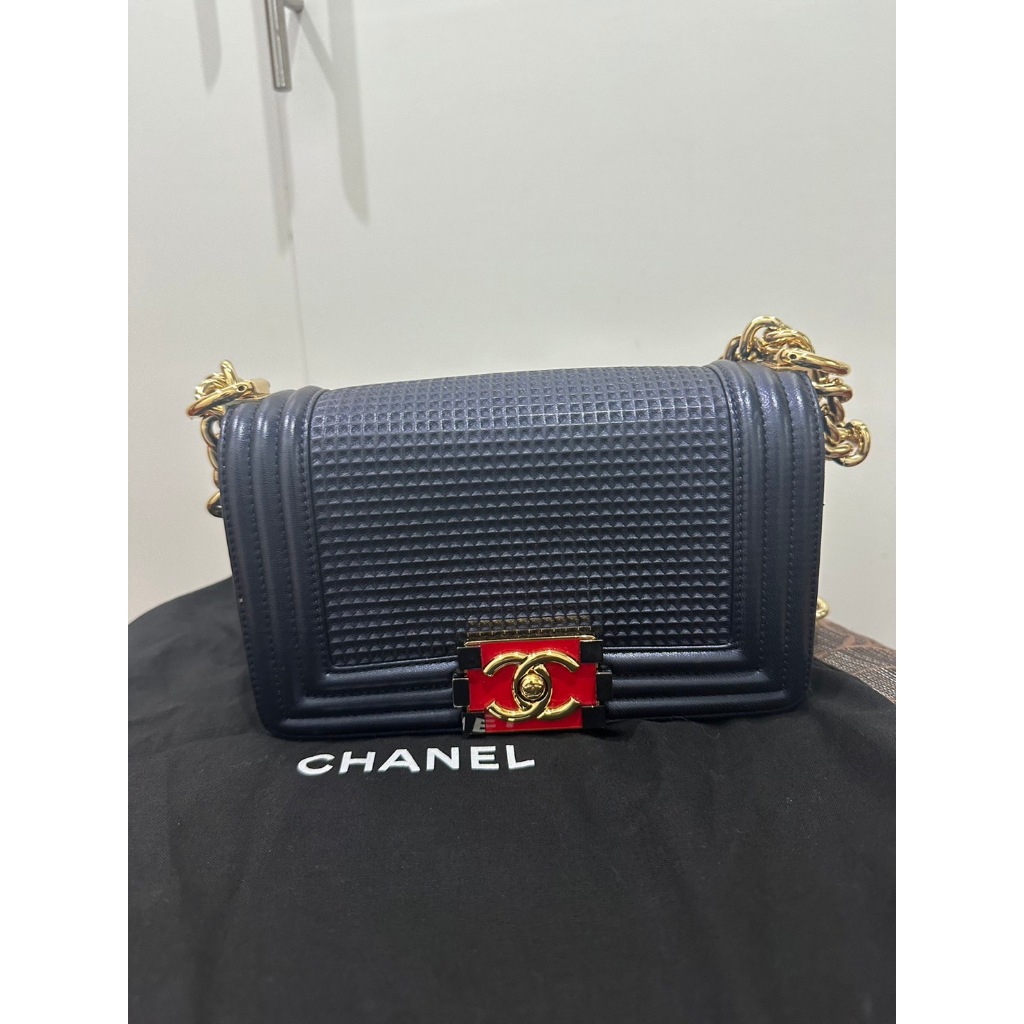 Chanel Metallic Navy Blue Cube Embossed Leather Small Boy Flap Bag ใบนี้แต่งตัวง่ายมาก สวยมาก สภาพดีมาก