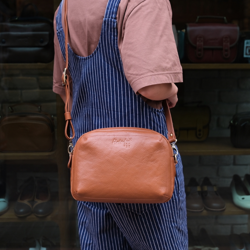 หนังฟอกฝาดสวยคลาสสิค ช่องเยอะ กระเป๋าหนังแท้รุ่น Kuri Hatsukoi Leather Bag