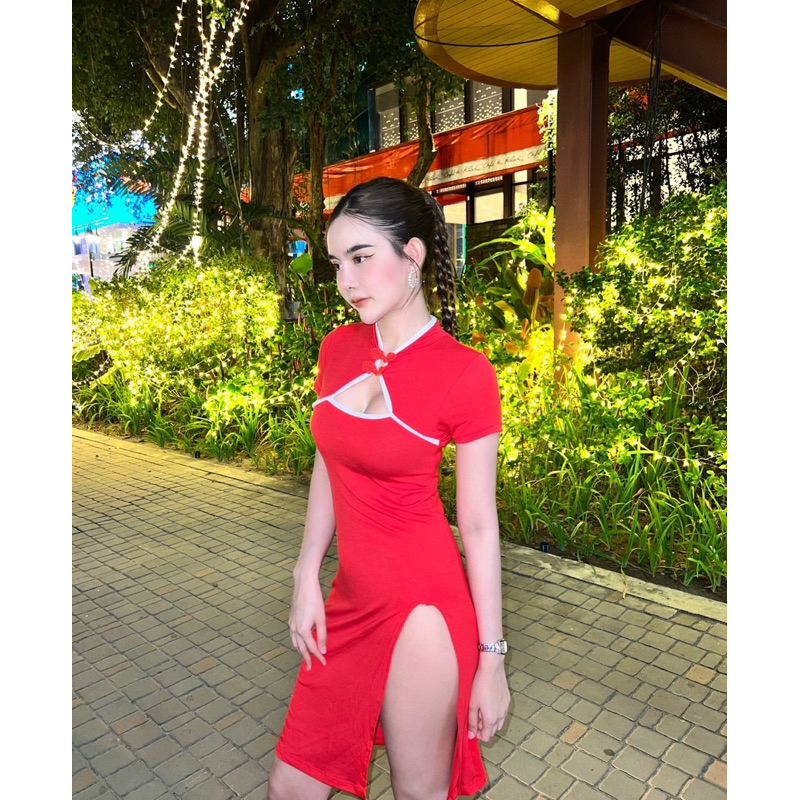ชุดเดรสกี่เพ้าสีแดง มินิเดรสตรุษจีน ผ่าข้างแอบแซ่บเบาๆ ผ้าเรย่อน นุ่มยืด แต่งอะไหล่อย่างดี - รูปที่ 3