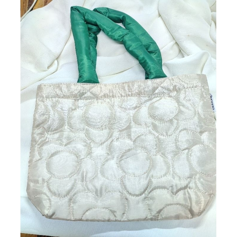 🌈💦  กระเป๋านุ่มนิ่ม ลายเอกไม้ Aveeno 🌸 Flower Puff Bag สายสะพายนุ่มนิ่มสีเขียว