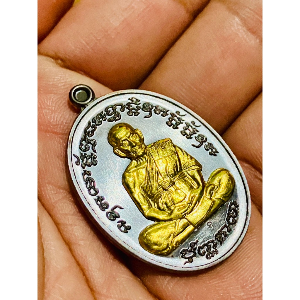 เหรียญเจริญพรกลาง เนื้อทองแดงรมดำ หน้ากากทองเหลือง ๒๓๘๗ หลวงพ่อพัฒน์ วัดห้วยด้วน จังหวัดนครสวรรค์