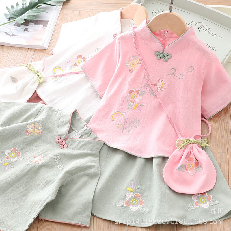 🍓พร้อมส่งจ้า🍓ชุดกี่เพ้าสาวน้อย ชุดจีนสาวน้อย ปักดอกไม้ มาพร้อมกระเป๋าผ้า เนื้อนุ่ม ใส่สบาย น่ารักมากค่าา