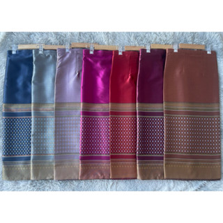 ผ้าถุงทอลายเนื้อไหมโทนสีเข้ม(ผ้าเงา) ตัดเย็บแบบป้ายติดตะขอ