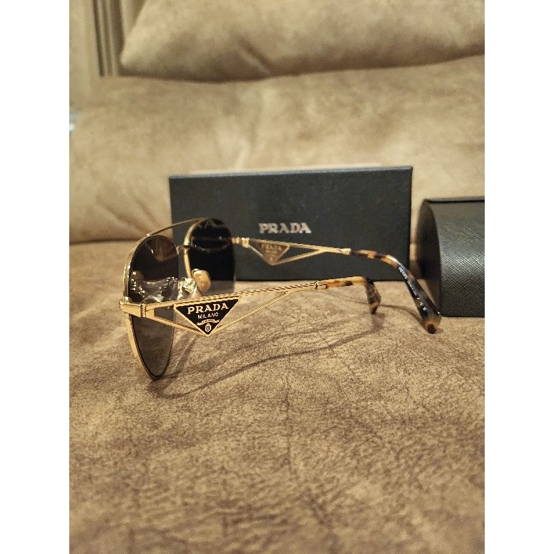 แว่นกันแดด Prada ขาสามเหลี่ยม
