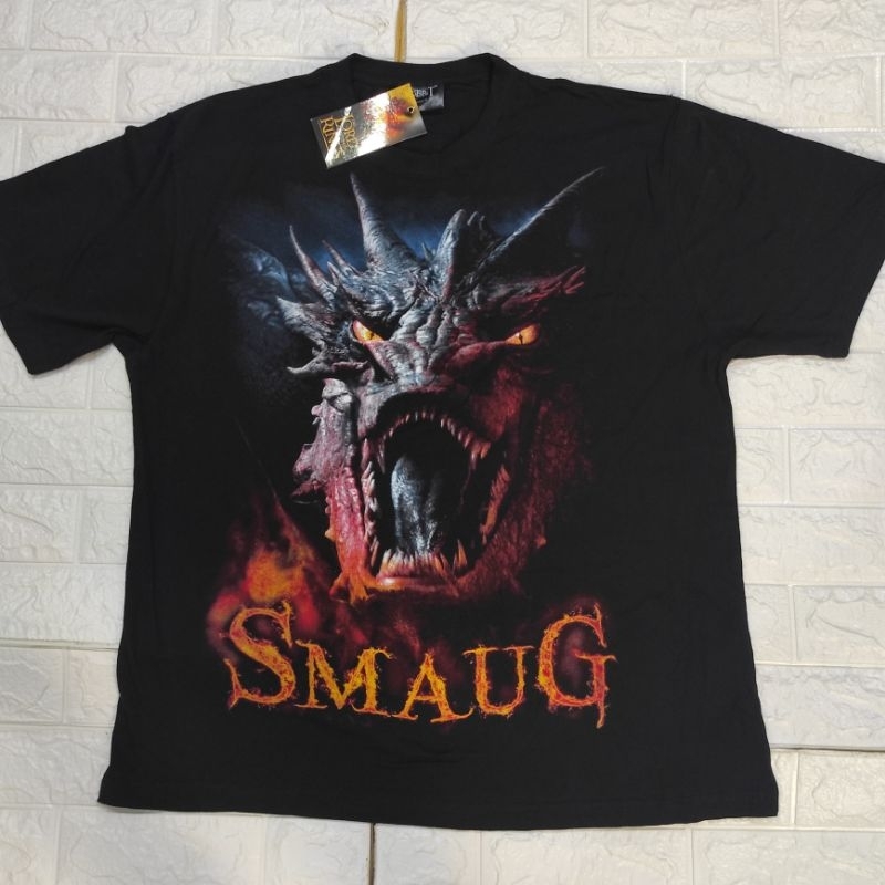 เสื้อยืดหนังภาพยนตร์ เรื่อง The Hobbit (มังกร SMAUG)ลิขสิทธิ์2023